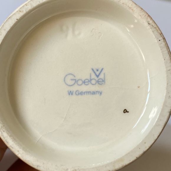 Hummel Goebel Vintage Figurine #96 Little Shopper - Picture 11 of 12